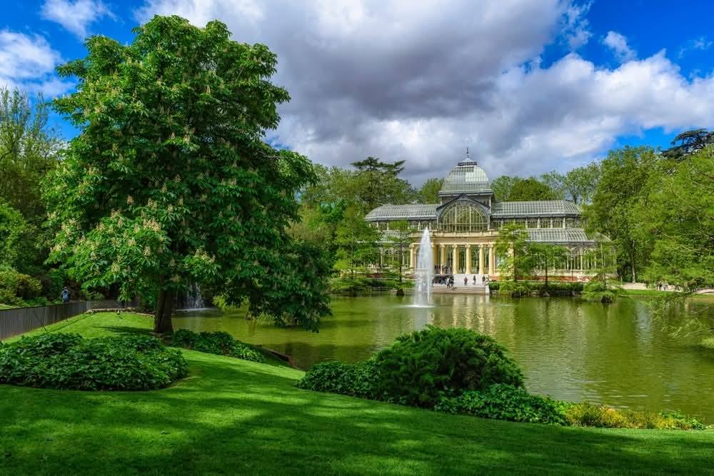 Parcul Buen Retiro din Madrid, Spania, are peste 15.000 de arbori